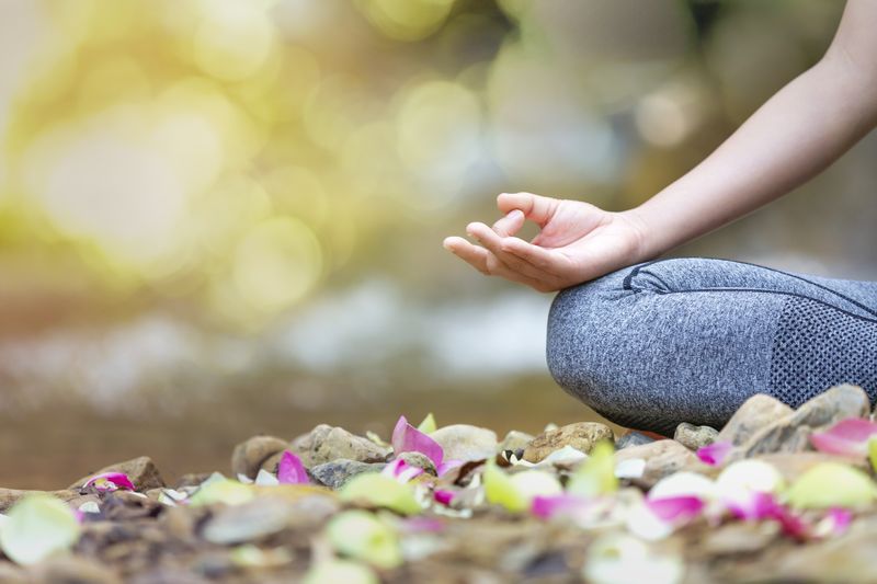 <span  class="uc_style_uc_tiles_grid_image_elementor_uc_items_attribute_title" style="color:#ffffff;">mind healthy lifestyle hand gesture</span>